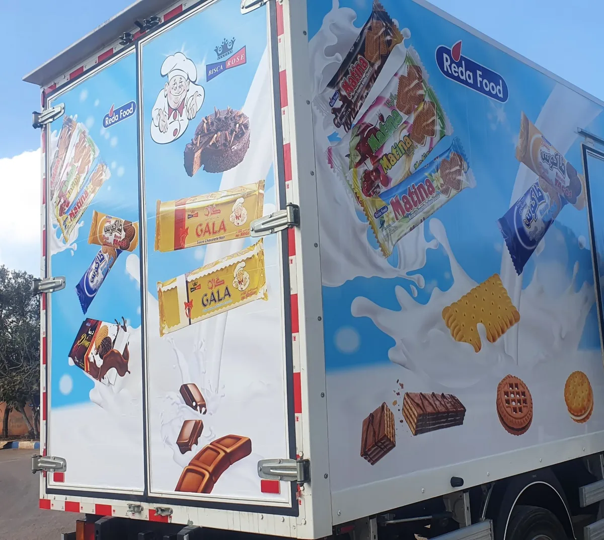 Camion de livraison aux couleurs Biscarose et Reda Food